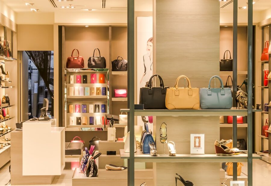 In Luxury Design, 'Invisible' Technology Supports the High-End Shopping  Experience - América Retail