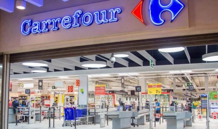 Fachada de automercado y publicidad Carrefour
