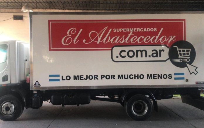 Camión blanco con publicidad de supermercado El Abastecedor