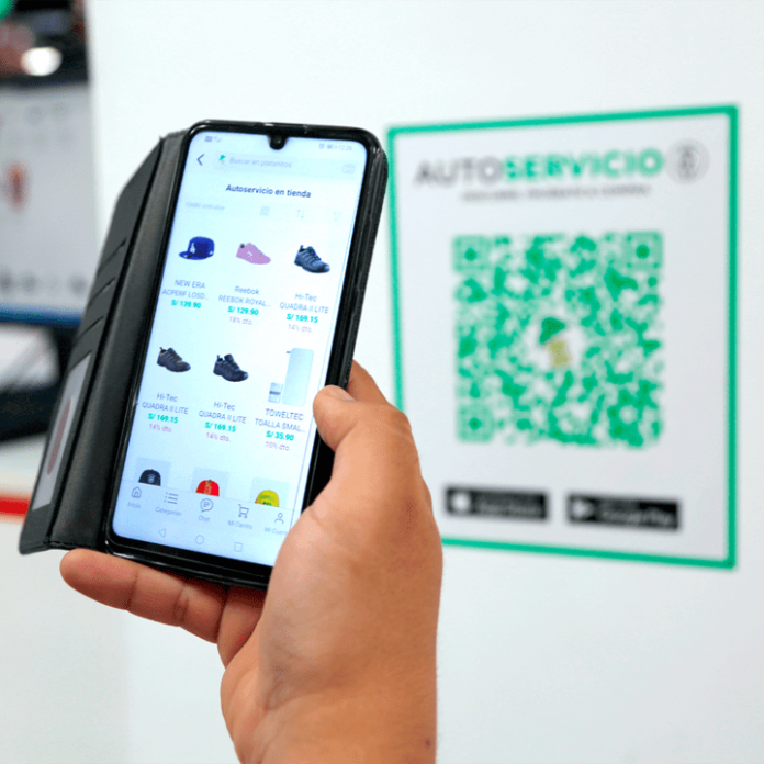 Mano con celular, mostrando aplicación de compra