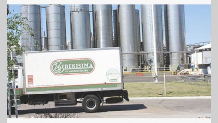 Fábrica con Tanques de aluminio, al frente camión con publicidad de Serenisima