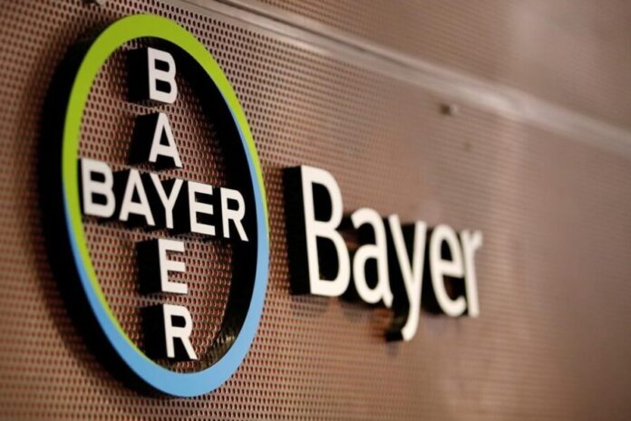 Logo de la empresa Bayer sobre una pared marrón