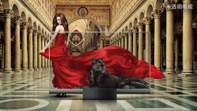 Colunas y piso griegos, mujer vestida de rojo y pantera negra