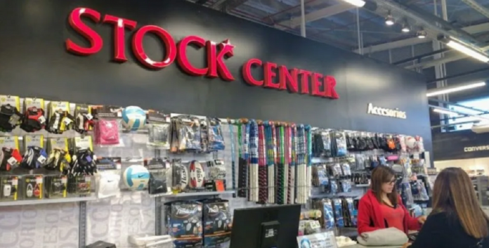 Interior de tienda Stock Center, anaquel con productos en la pared