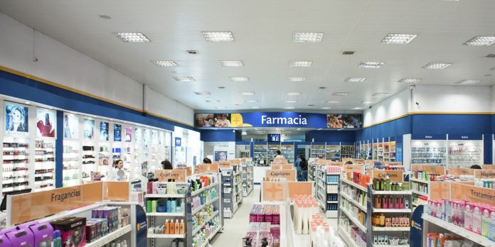 Interior de Farmacia, anaquel con productos