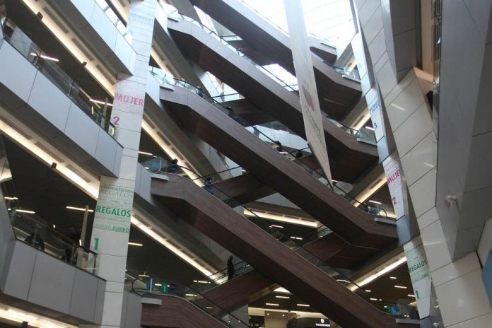 Instalación de rejas en zonas de peligro de caída en los pisos superiores del Costanera Center