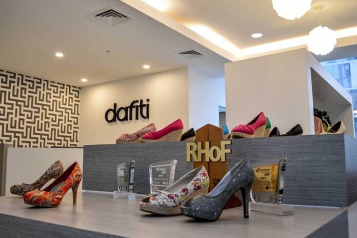 Interior de tienda dafiti, zapatos de tacones