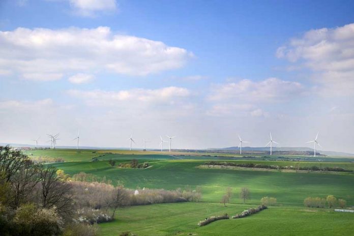 Campo con turbinas eólicas