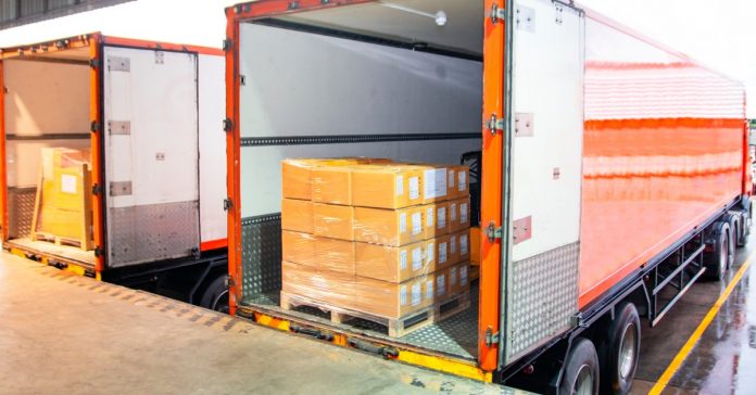 Camiones de carga con cajas