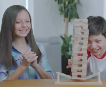 Niños jugando jenga bridge