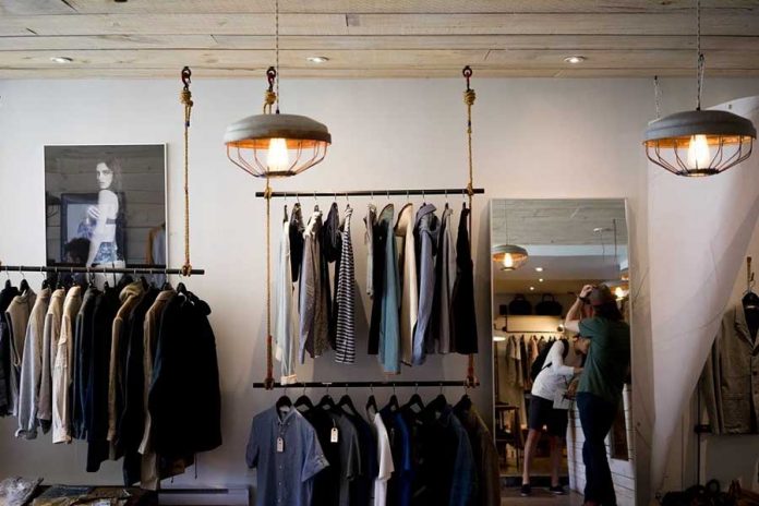 Tienda con anaqueles de ropa, lámparas grandes, cuadros, personas en su interior ideas de tienda