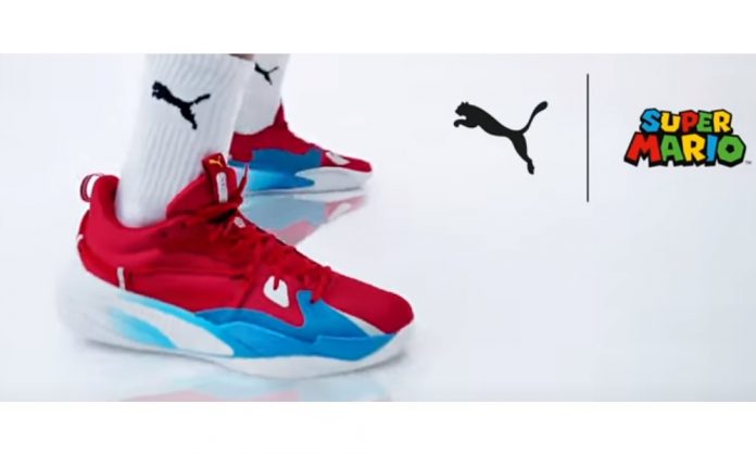 Publicidad puma con zapatos deportivos rojo y azul, publicidad super mario