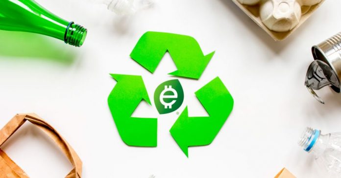 Logo de reciclaje con varios objetos alrededor