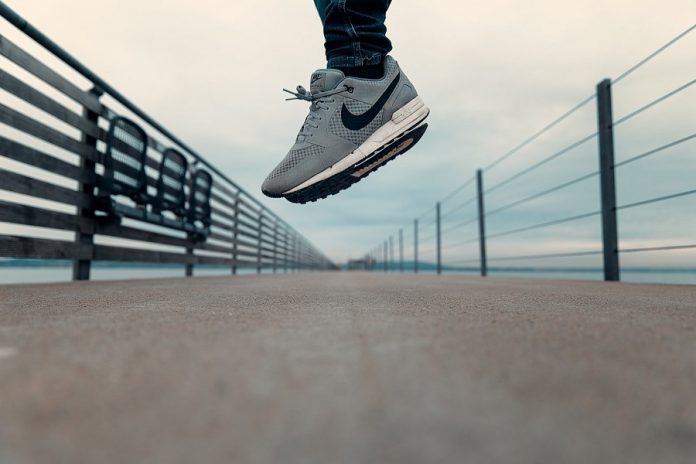 Puente, persona saltando con zapatos nike grises