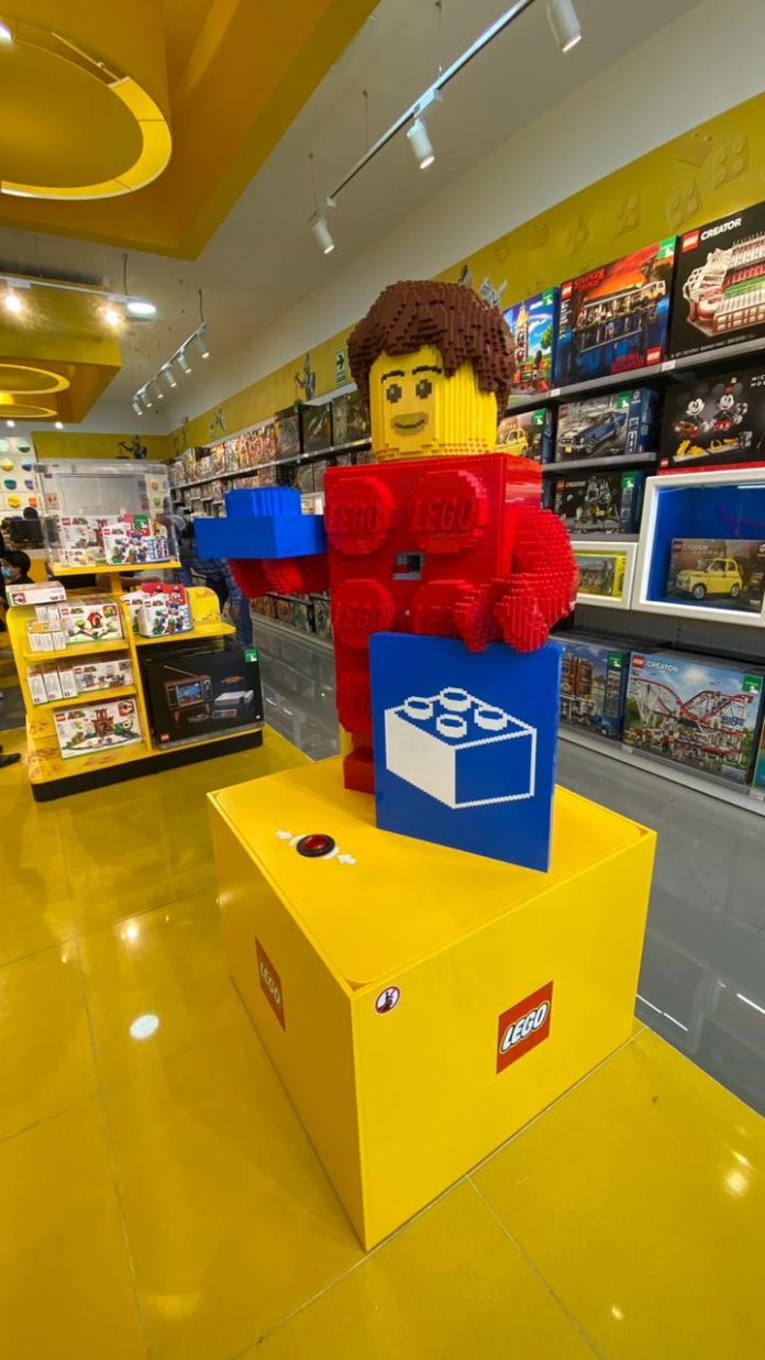 Interior de tienda Lego