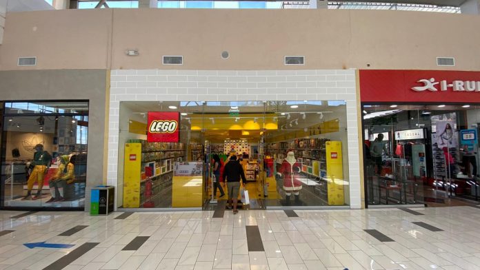 Fachada de tienda Lego