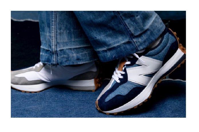 Pantalones de blue jean, zapatos deportivos azules y blancos