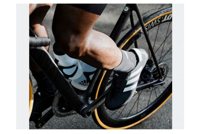 Bicicleta, persona, zapatos deportivos adidas ciclismo