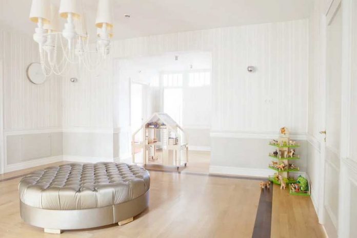 Interior de salón, sofá, blanco, habitación de lujo, cama redonda gris