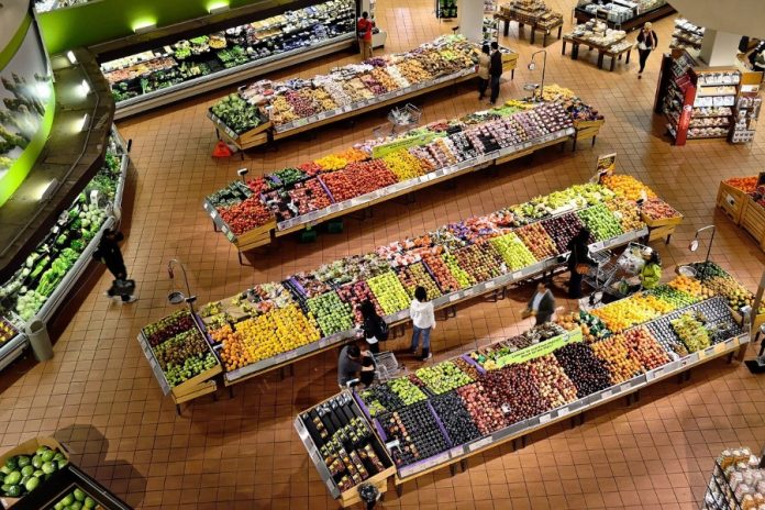 Interior de supermercado, anaqueles y estantes con productos