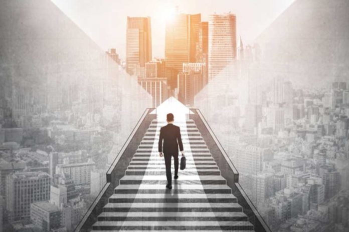 Dibujo de hombre subiendo por unas escaleras hacia la ciudad emprendimiento negocios escalables