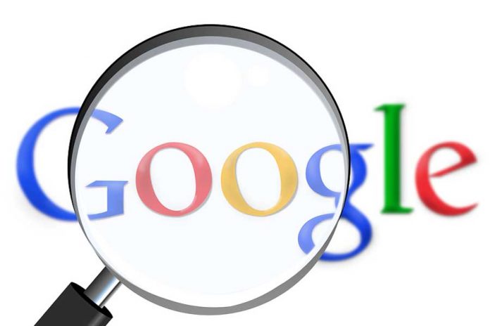 Lupa de buscador sobre el logo de Google