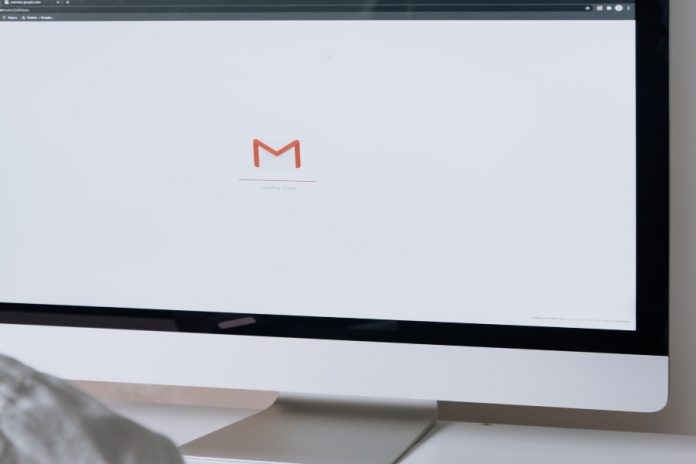 Pantalla de computadora con logo de gmail