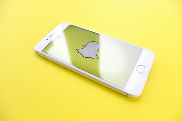 Celular con aplicación de snapchat