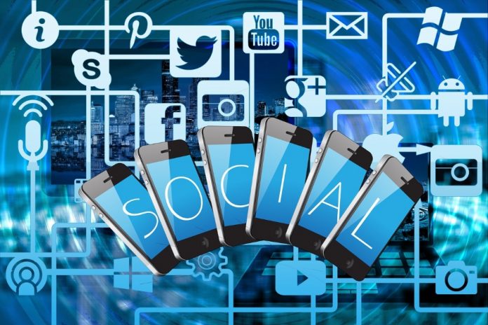 Pantalla digital con celulares social ecommerce marketing