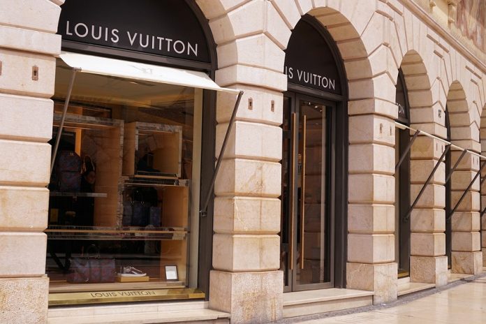 Fachada de una tienda de la marca de moda Luis Vuitton