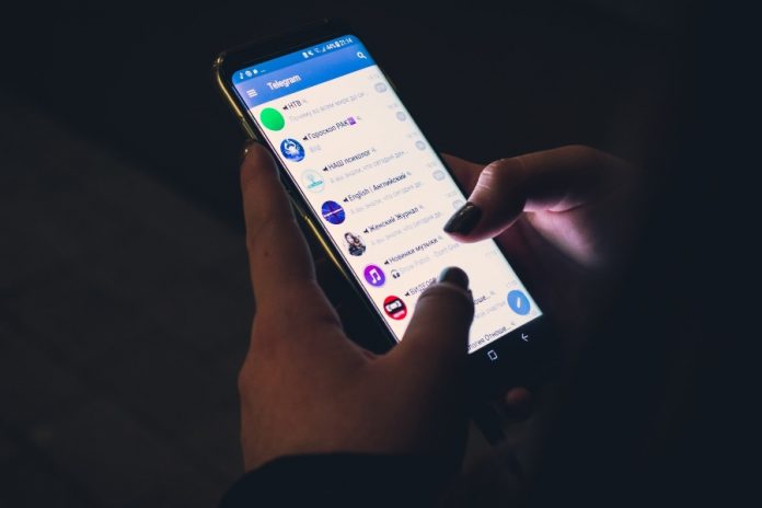 celular con la app telegram