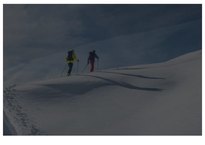 Personas esquiando en la patagonia