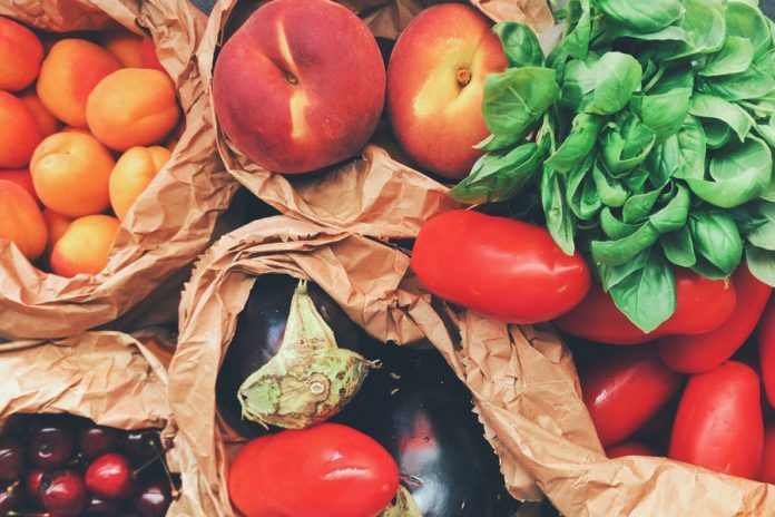 Bolsas con frutas y verduras