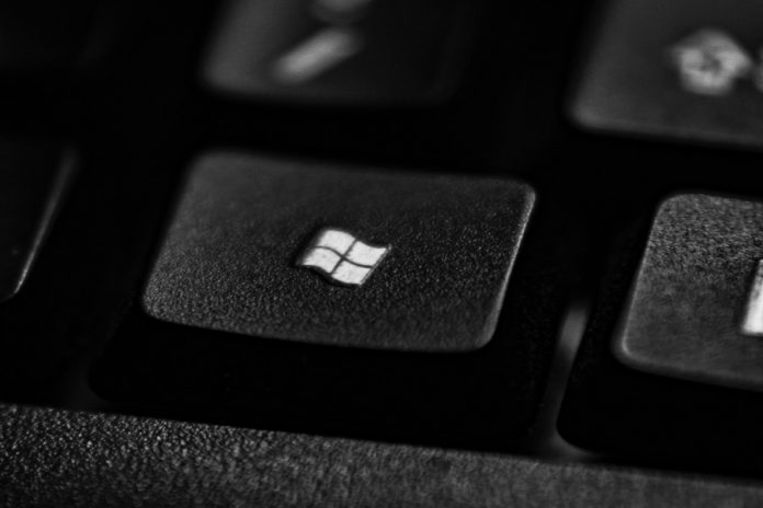 Tecla con el logo de Windows en un teclado de computadora