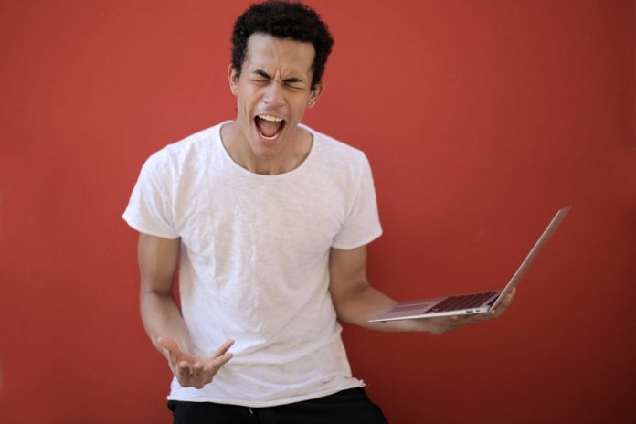 Hombre con laptop gritando