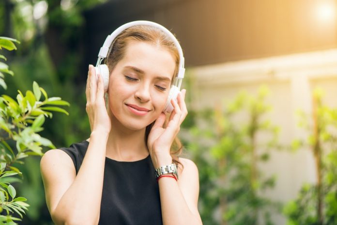 mujer escuchando música - neuromarketing