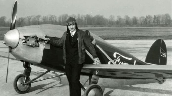 Foto en blanco y negro del primer coche volador