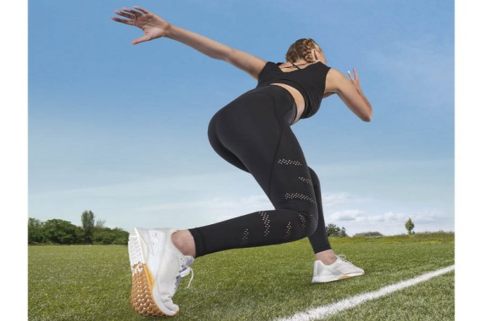 Mujer con atuendo deportivo corriendo