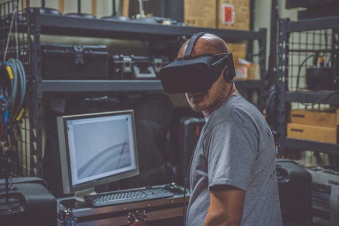 Hombre con lentes de realidad virtual, trabajando en taller