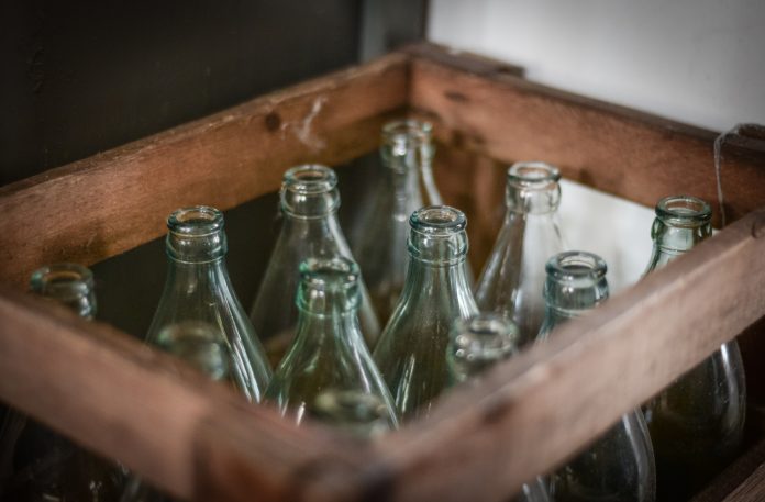 Botellas en cesta de madera