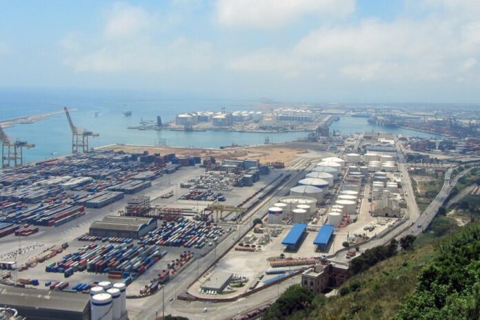 Fachada de un puerto para exportaciones