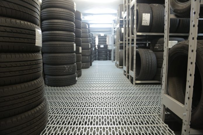 Interior de tienda de neumáticos-cauchos