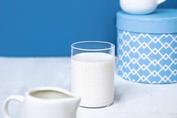 Jarra y vaso de leche caja de color azul