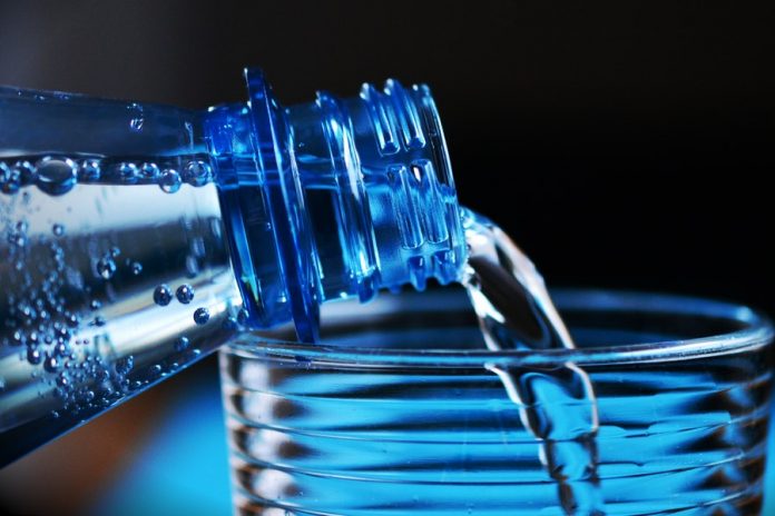 Vaso de y botella plástica de agua