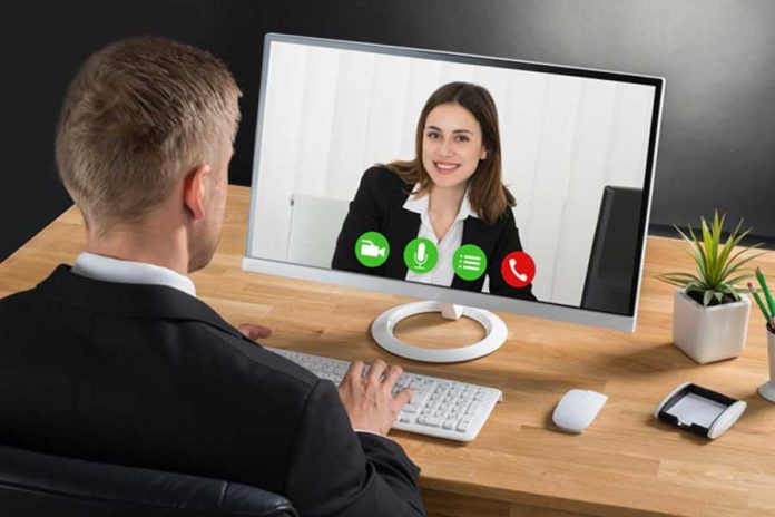 Hombre en vídeo conferencia con mujer por computadora