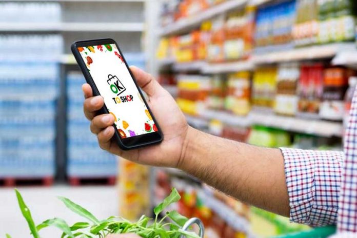 Persona usa una aplicación en su teléfono desde un supermercado