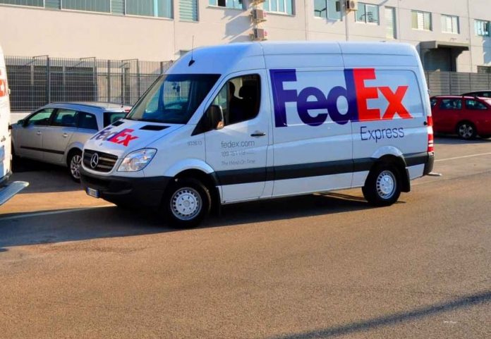 camioneta de encomienda Fedex