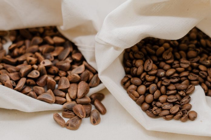 Bolsas con semillas de café y cacao