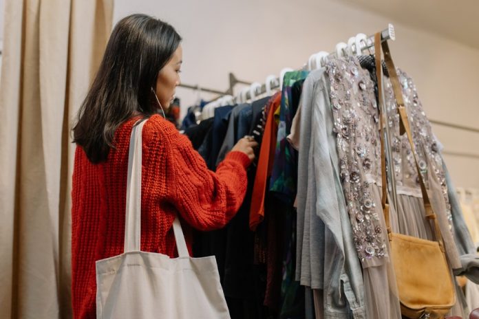 Mujer haciendo compras de ropa