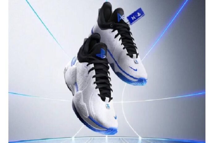 Zapatos deportivos blancos con azul nike y publicidad PlayStation 5